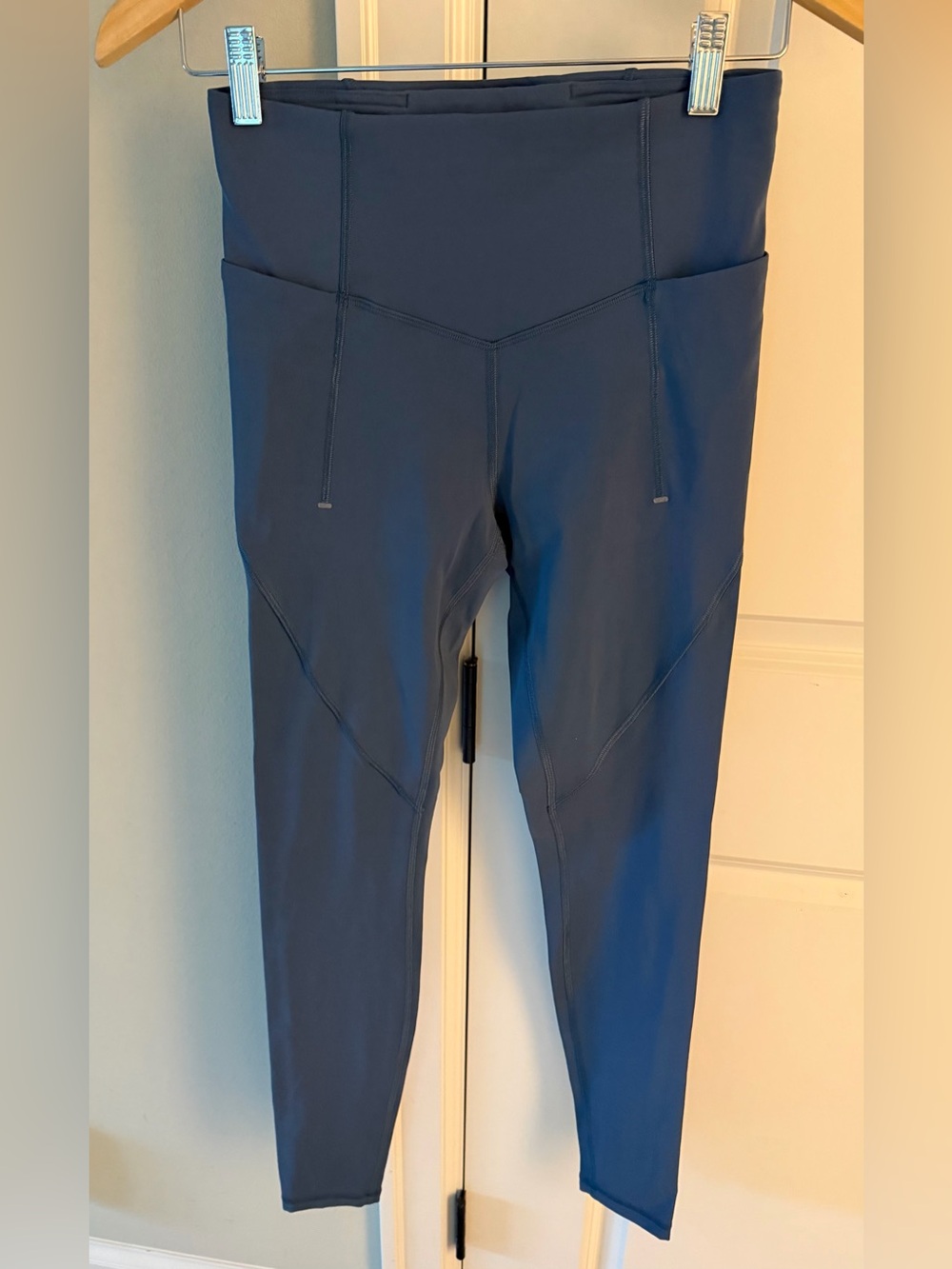 Lululemon High-Waist Blue Active Leggings with Side Pockets size 6